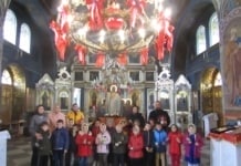 Uşaklar kutladılar Paskellȁ yortusunnan Oteț Nikolayı hem Matuşkayı.